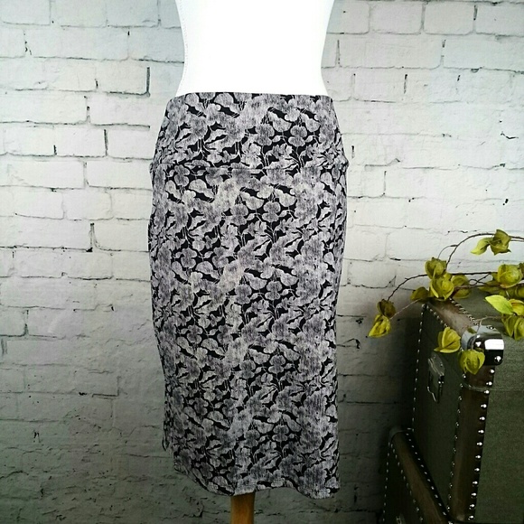 LuLaRoe Dresses & Skirts - GUC Lularoe Cassie pencil skirt floral blk/wht